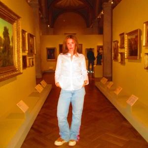 Vit blus! - Vit blus i mycket bra skick. Den är i strl 40 men passar strl 34-38!!