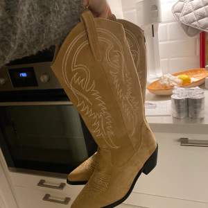 Säljer dessa asballa helt oanvända cowboy boots. Säljes då dom inte passar mig tyvärr :(( Storlek 28. 