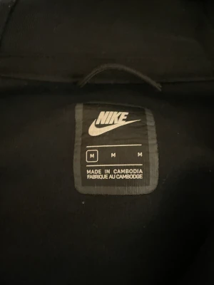 Nile tech  - Nike tech, ganska nyskick. Inga problem med de. 