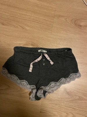 Pyjamas shorts - Grå med sizensnören och spets🫶 fint skick