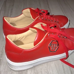 Philipp plein skor  - Äkta Philipp plein skor storlek 40 passar även 41. Knappt använd och är i väldigt fint skick! Pris kan diskuteras vid snabb affär, skriv för mer info eller bilder. Nypris: 4000