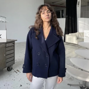 Design by si kappa❤️ - Super fin kappa köpt nyrligen och sparsamt använd, mörkblå, köpt för 757❣️tryck gärna på köp nu 