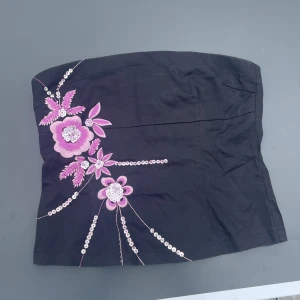 Söt topp - Jättesöt topp köpt från vinted! Inga defekter bara o fråga för fler bilder!! 