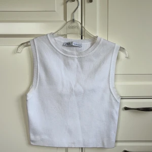 Vitt linne från Zara - Vit topp från Zara i lite tjockare material. Perfekt basplagg!😍 Använd ett fåtal gånger, är  fortfarande i jättebra skick. Det är i strl L men är lite liten i storleken.  Pris kan som alltid diskuteras✨