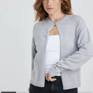 Bikbok kofta SÖKER!!  - Söker denna kofta den bikbok i både grå och svart i storlek S eller M 💕💕💕