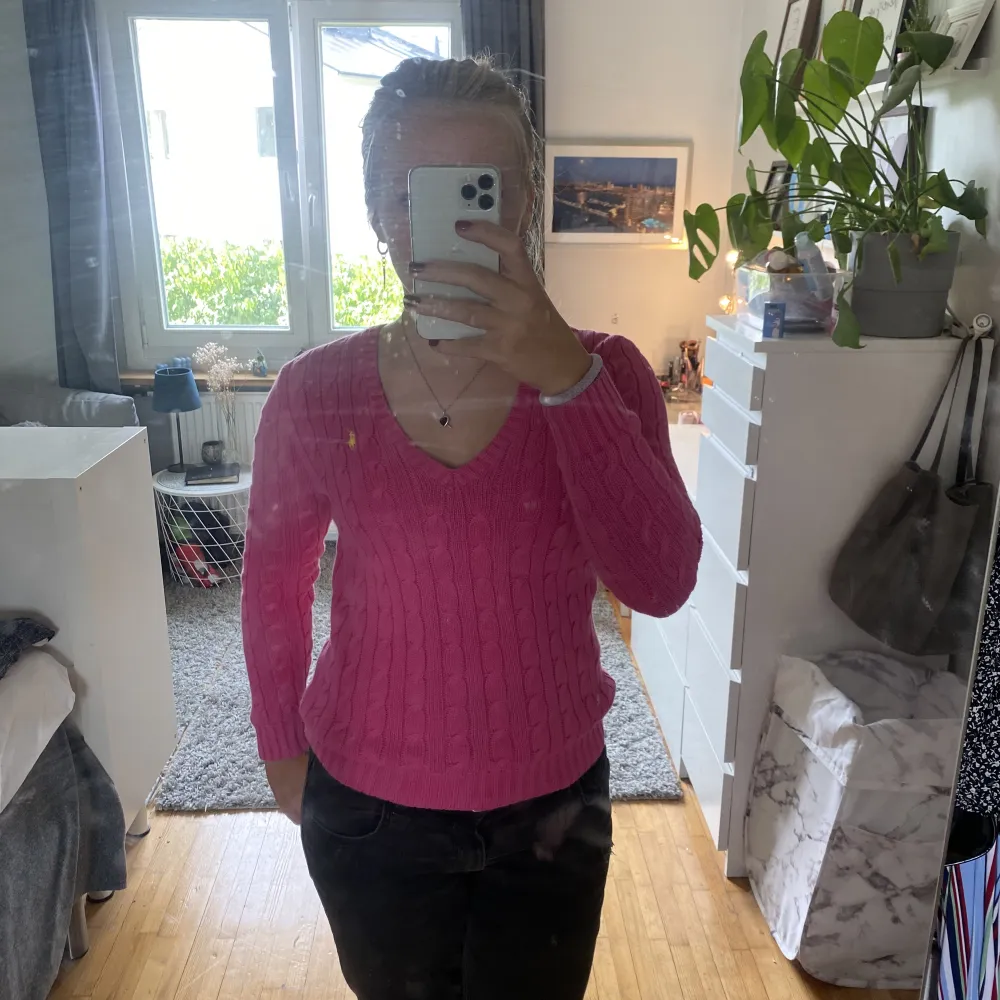 Säljer min rosa polo tröja då den inte kommer till användning☺️ Storlek xs men funkar även som s/m!! . Tröjor & Koftor.