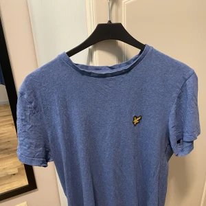 Lyle & Scott T-Shirt - Säljer en Lyle & Scott t-shirt. Bra skick. Nypris är 299 kr