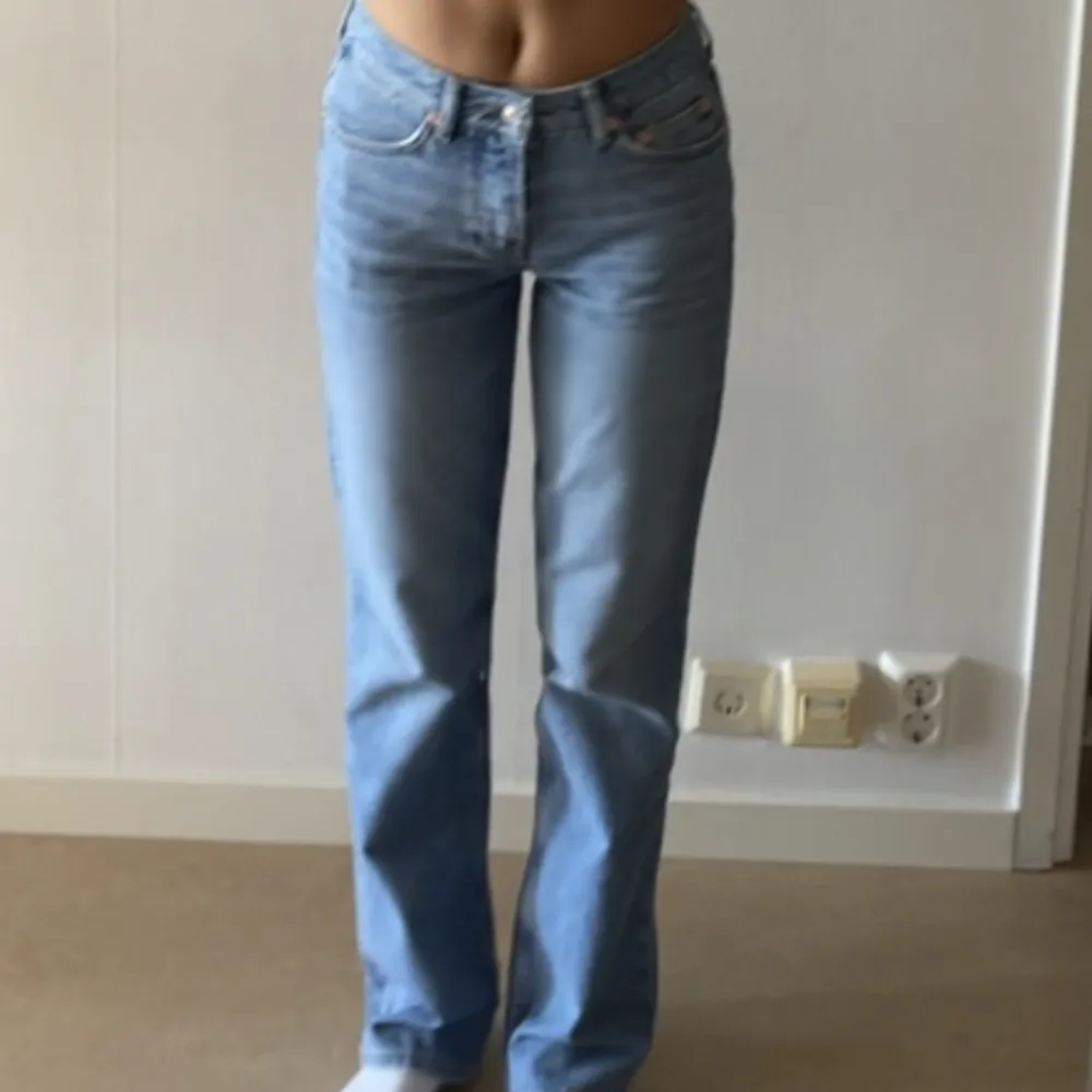 Har ett annat par så behöver ej denna längre men den är skit snygg och i bra längd. Är 170. Jeans & Byxor.