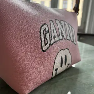 Fantastisk statement väska från Ganni. Unique rosa färg med smiley. Material - läder