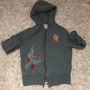 Zipup hoodie - Zipup hoodie med tingeling tryck på, vintage från disneyland. Har använt fåtal gånger och inga defekter förutom att dragkedjan kan vara lite trög ibland. Skriv till mig i dm vid frågor❤️