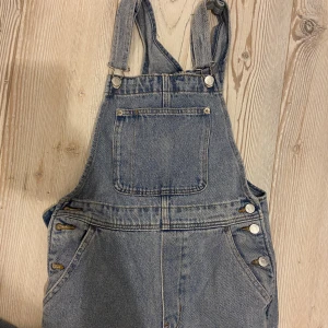 Snickarbyxor - Snickarbyxor från monki i ljus denim. Väldigt snygg modell! Använda kanske 3 ggr så i jättefint skick! Storlek XXS men rymliga så passar upp till M skulle jag vilja säga :)