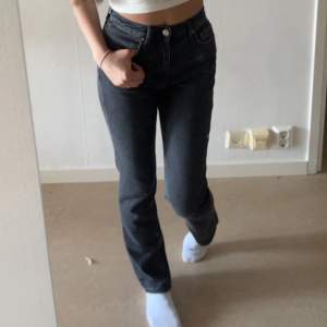 Straight leg jeans i storlek 34. 