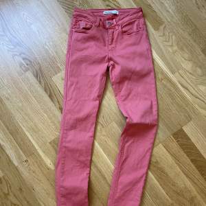 Zara denim stretch jeans, mid rise, slim cut. Size 34 and in great condition. The color is a darker coral