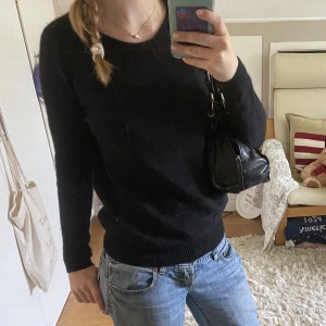 Stickad tröja - Stickad tröja i svart. Perfekt till ett par blåa byxor. Kontakta vid intresse❤️