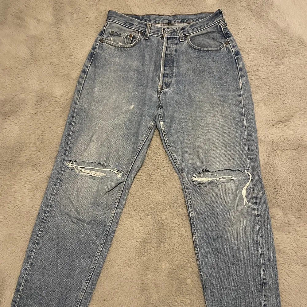 Levi’s jeans med hål på knäna. L 32 W 32. Bra skick! Priset är inkl. Frakt 📦 . Jeans & Byxor.