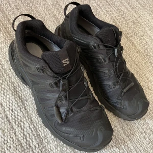 Salomon skor - Salomon XA pro 3D V8 GTX  Sparsamt använda Storlek 40,2/3   Gore-tex! Svarta!  Säljer då de är för små för mig  Men gillar dem verkligen. Möts gärna upp på söder