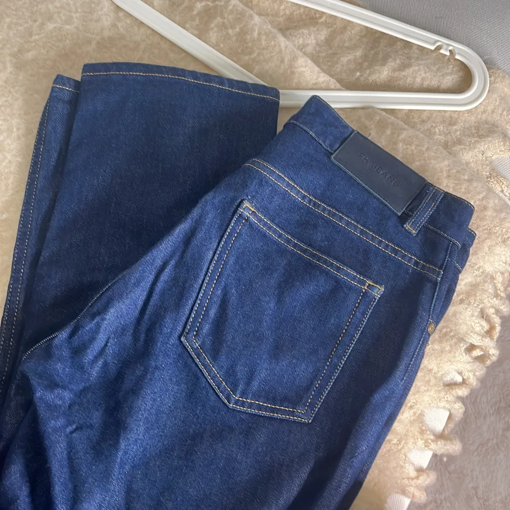 Jeans i modellen Stella Raw storlek 32. Skulle säga att de är en S/M. Jeans & Byxor.