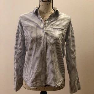 Gina Tricot Pyjamas Set  - Fint och enkelt randigt pyjamas set. Pris kan diskuteras:)