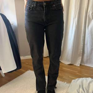Skit snygga jeans från Boohoo med slits, sitter as bra och är i storleken S💞💞