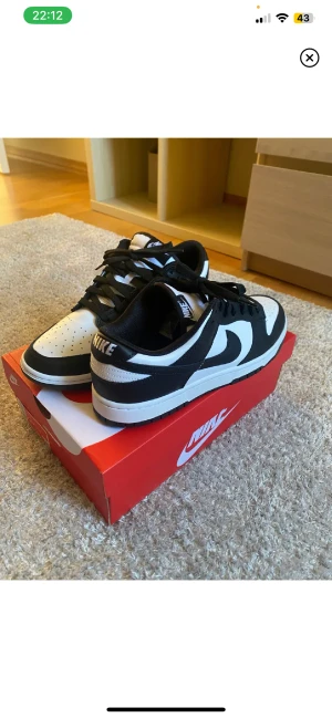 Nike dunk low  - Force Fashion UF tillbaka med denna unika skon. Vi har tidigare sålt dom klassiska Air Force vita. Men nu vill vi kolla vad våra konsumenter vill alltså vad deras behov är. Så vi kommer sälja ett par Nike Dunks panda i storlek 41 och snart fler storlekar.
