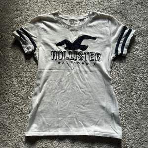 Äkta Hollister t-shirt i storlek s. 🙌🏼💕 i fint skick. använd gärna ”köp nu” 💕🙌🏼🌸✨