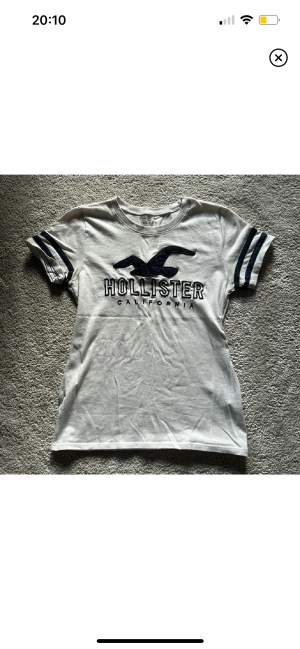 Äkta Hollister t-shirt i storlek s. 🙌🏼💕 i fint skick. använd gärna ”köp nu” 💕🙌🏼🌸✨