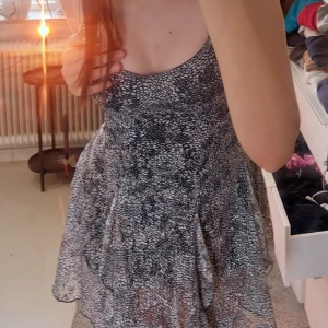 Söt klänning - Gullig lite fariy klänning i typ beige och brun, har en slip klänning under och är i bra sick, läs bioo!!