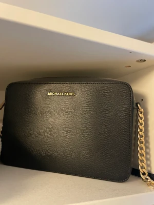 MK väska - En väldigt rymlig och äkta michael kors väska. Knappt använd räknas som ny.