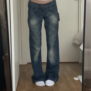 Low Waist Baggy Jeans - Jätte coola lågmidjade baggy jeans från Cross! Helt oanvända och i nyskick ❤️ Midja tvärs över: 34 cm Innerbenslängd: 80cm   