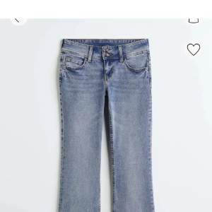 Eftertraktade lågmidjade jeans från H&M. Aldrig använts pga att de var för små för mig. Köpt för 299kr.