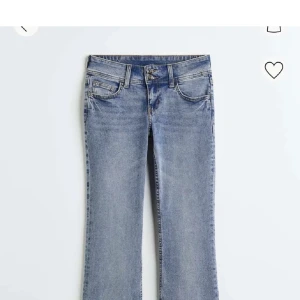 H&M lågmidjade jeans - Eftertraktade lågmidjade jeans från H&M. Aldrig använts pga att de var för små för mig. Köpt för 299kr.