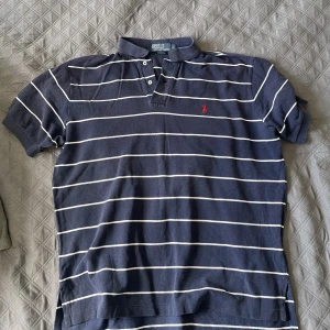 POLO RALPH LAUREN PIKÉ - Säljer denna snygga polo ralph lauren tröjan!!! Den är i bra skick!! Storlek L - passar M