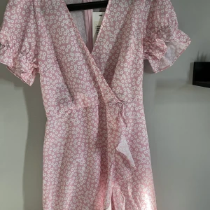 Klänning🫶 - Super fin klänning från chiquelle. Aldrig använd, prislapp finns kvar❣️