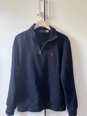 Säljer min Ralph lauren half zip storlek s