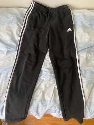 Adidas mjukisbyxor - Säljer ett par adidas mjukisbyxor. Mycket bra skick.