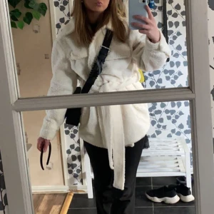 Teddy jacka - Använd några få gånger men i ooootroligt bra skick, säljer den pga glömt bort att jag hade den å därav köpt en ny