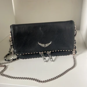 Zadig Väska - Här är min Zadig väska, har inget kvitto kanske har dustbag men vet inte! Men är såklart riktigt och köptes på boost eller liknande! Men som ni ser så står det Zadig på flertal ställen så är riktig! Köptes för ca 2000kr elller ngt💕