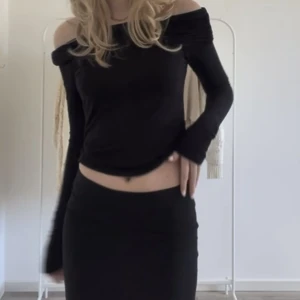 Svart offshoulder topp - Aldrig använd då jag haft två stycken likadana💗toppen är från Nelly och säljs inte mer i svart! Jag har vanligtvis S i liknande tröjor💗