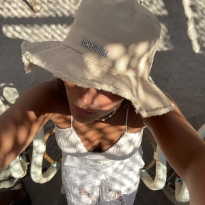 Jacquemus hat - Finaste Jacquemus hatten i beige färg!! 💫💫💫 Dustbag ingår! 