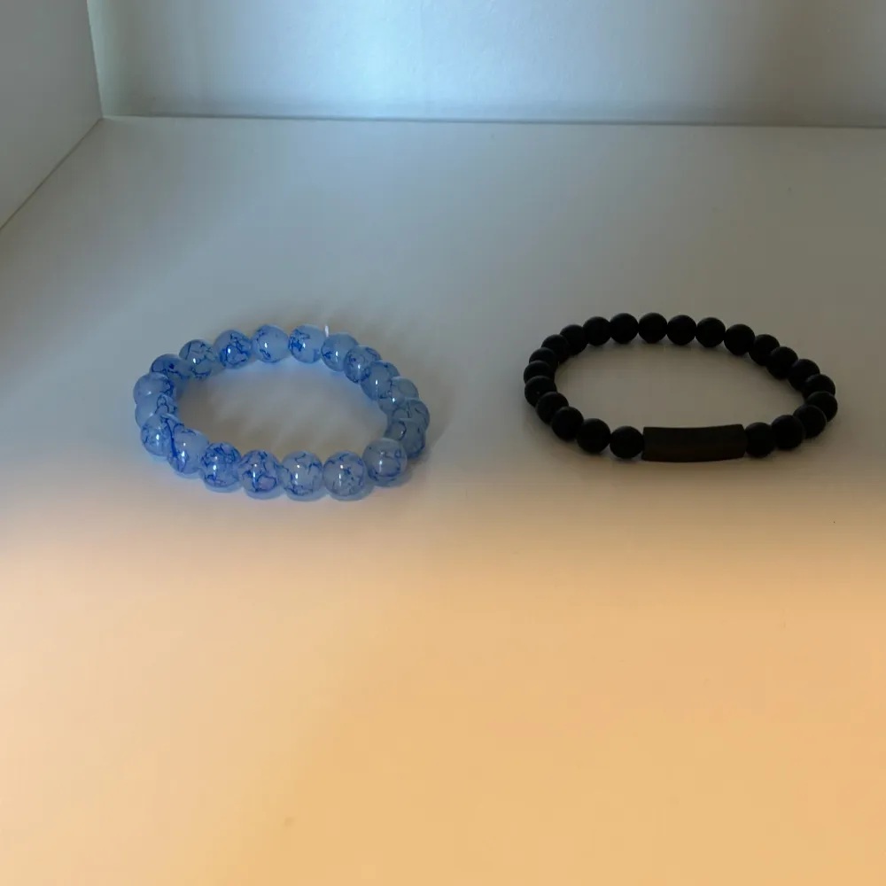 Två armband ett blått och ett svart One-size. Accessoarer.