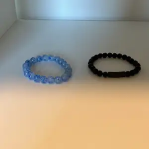 Två armband ett blått och ett svart One-size