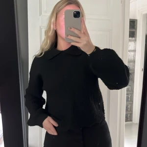 Stickad tröja - Svart stickad tröja med krage och ballongärmar, endast använd 1 gång 