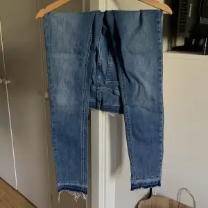 Ett par NAKD jeans i modell skinny. Jättefin färg men dom är tyvärr för små för mig🤍  (ENDAST TESTADE)