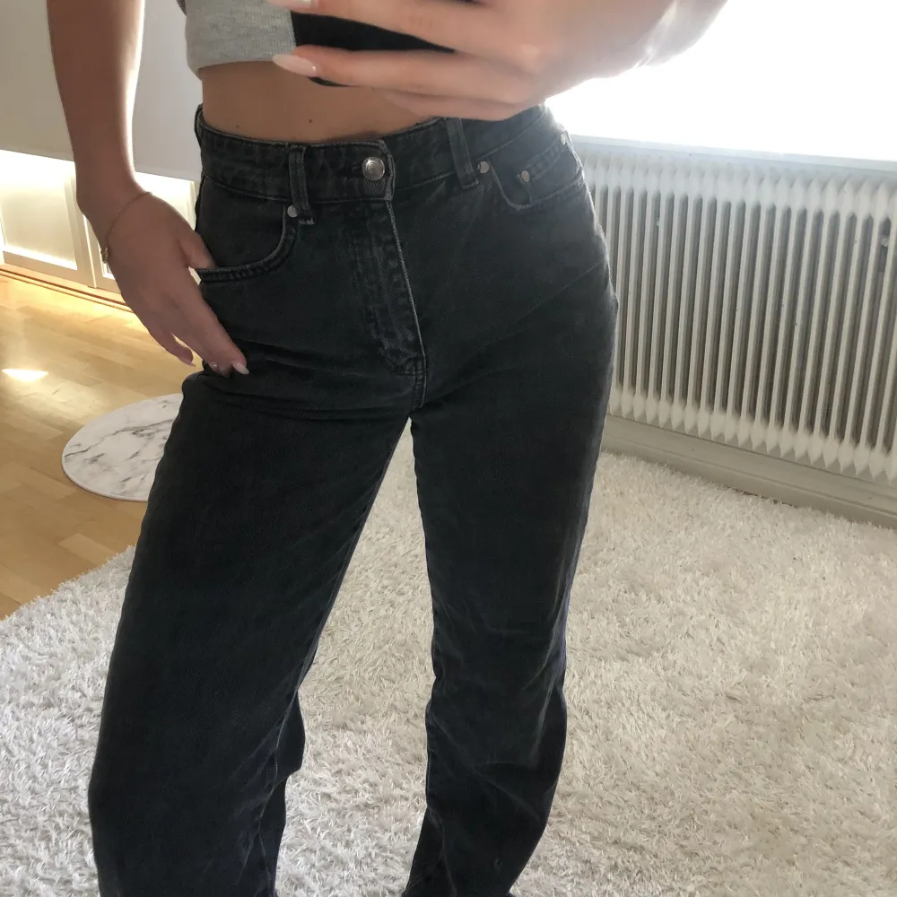 Jeans storlek 36 och jag är 170cm lång 😊 Så så bra skick har nästan inte använt . Jeans & Byxor.