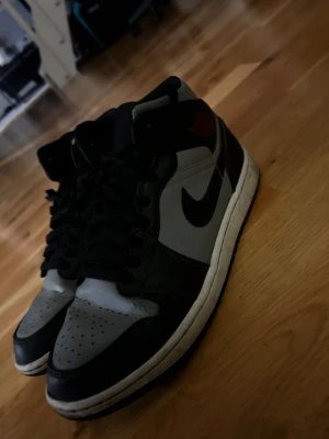 Jordan 1  - Jag säljer ett par jordan 1 dom är i ok skick skriv om har frågor