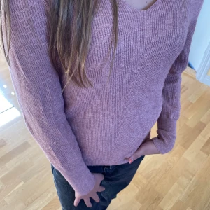 Tröja från only  - Stickad tröja med v ringning 