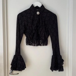 Gotisk kofta från burlesk - Gotisk kort kofta från burlesk. Går att knäppa vid halsen som på bilden