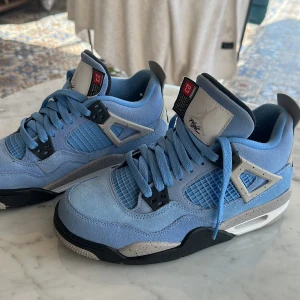 Jordan 4s  - Nya jordan 4s i gott nytt skick! Köpte dem i USA men när jag kom hem och gick i dem kände jag att de var lite för stora så säljer nu. University blue
