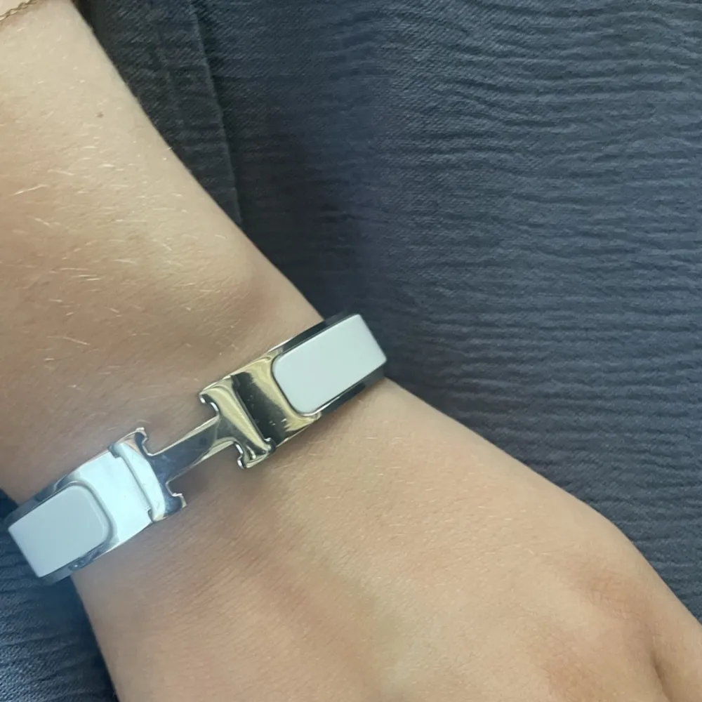 Säljer nu ett till OÄKTA Hermes armband i silver!! Oanvänt💕. Accessoarer.