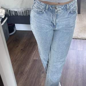 Blåa jeans från Gina i storlek 34